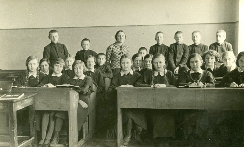 KKE 4103.jpg - Lekcja łaciny. Od prawej: druga Jadwigi Lancewicz, Kowno, 1934 r.